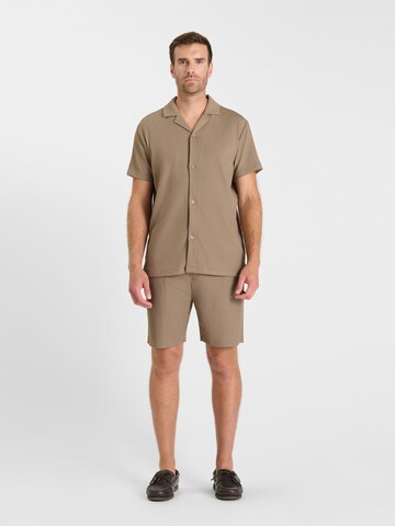 Coupe regular Chemise 'LARIS' Le Temps Des Cerises en marron