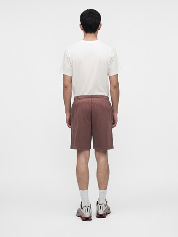 Nike Sportswear Loosefit Kalhoty 'CLUB' – hnědá
