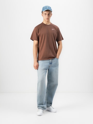 Tricou 'IMPOSTOR SYNDROME' de la POMPEII pe maro