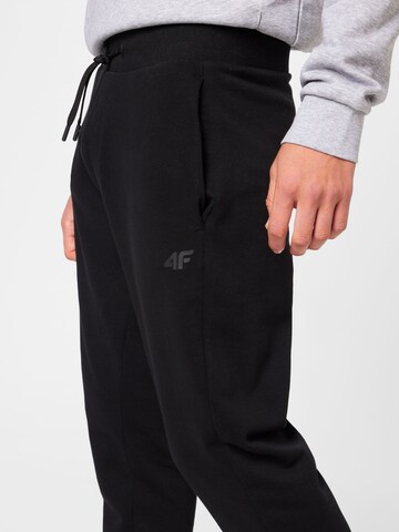 Effilé Pantalon de sport 4F en noir