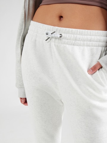 UNDER ARMOUR - Tapered Pantalón deportivo en gris