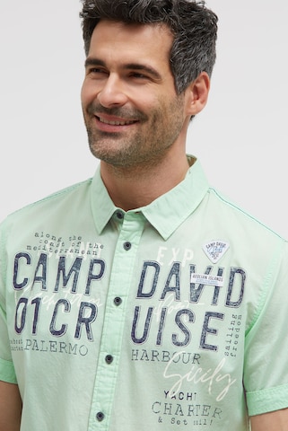 CAMP DAVID Regular Fit Leichtes Kurzarmhemd mit Logo Artwork in Grün