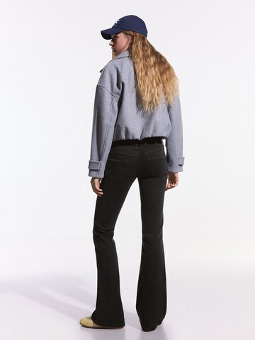 Bershka Flared Jeans in Schwarz