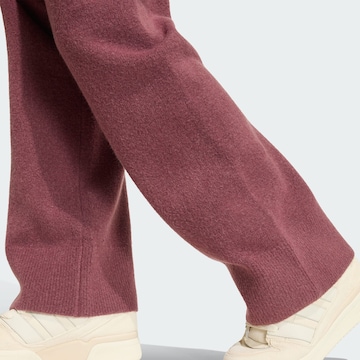 ADIDAS ORIGINALS - Acampanado Pantalón 'Essentials' en rojo