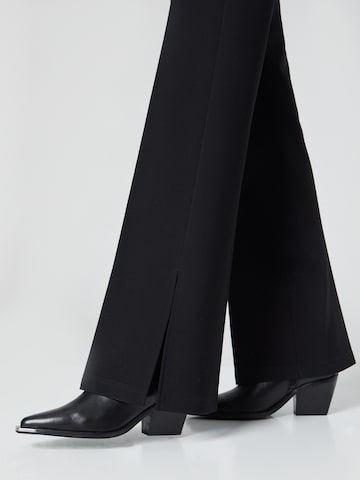 florence by mills exclusive for ABOUT YOU Bootcut Broek 'Tela' in Zwart