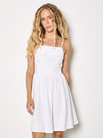Robe Apricot en blanc : devant