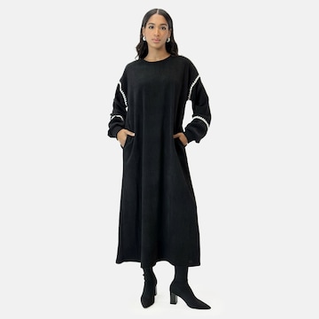 Elara Jurk in Zwart: voorkant