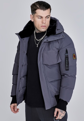 Veste mi-saison SikSilk en gris : devant