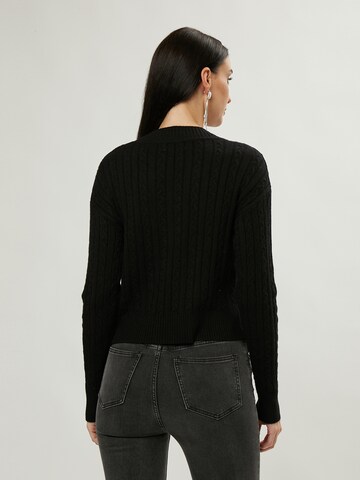 Influencer Sweater in Black