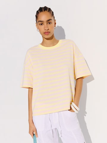 T-shirt Bershka en jaune : devant