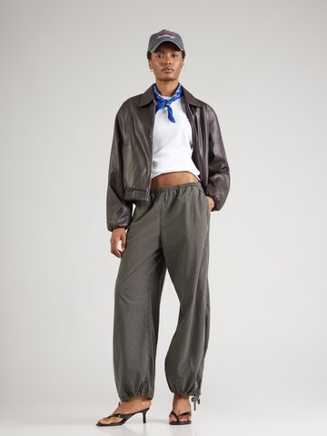 Loosefit Pantalon WEEKDAY en gris