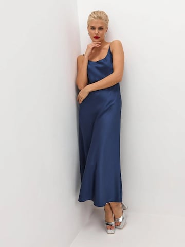 Robe 'Midi satin slip dress 'Majestic'' Serena Silueta en bleu