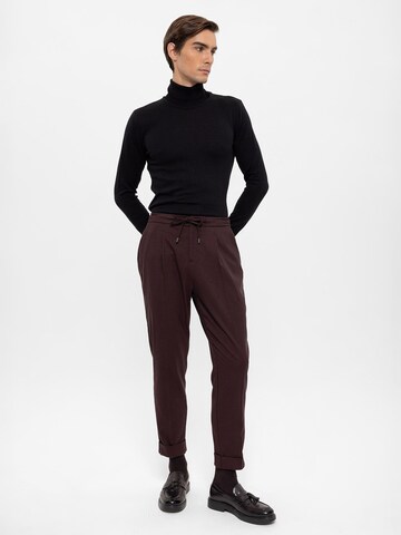 Antioch Regular Trousers in Red