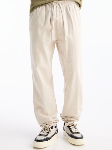 Pull&Bear Tapered Byxa i beige: framsida