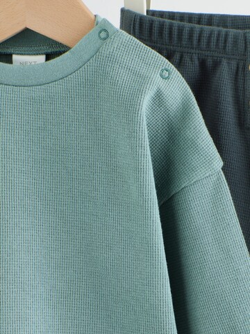 Set de la Next pe verde