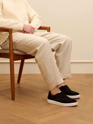 MANFIELD Classic Flats in Black