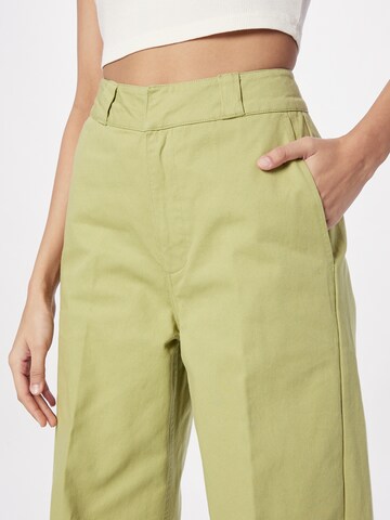 Effilé Pantalon à plis 'MILA' Obey en vert