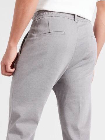 regular Pantaloni con pieghe 'CHASY' di DRYKORN in grigio