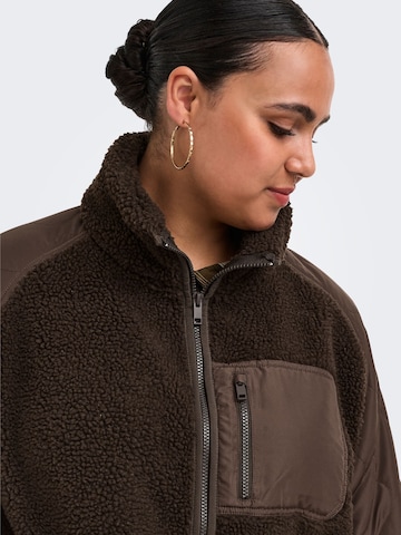 ONLY Carmakoma - Chaqueta polar 'CAROhio' en marrón