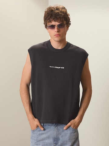 T-Shirt Bershka en noir : devant