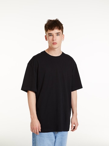 Tricou de la Bershka pe negru: față