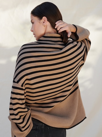 Pull-over 'Charlize' A LOT LESS en beige