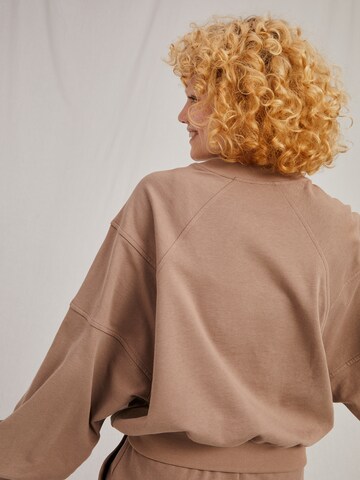 Sweat-shirt 'Kate' A LOT LESS en beige