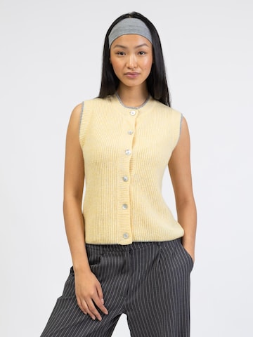 BROKE + SCHÖN Knitted Vest in Yellow: front