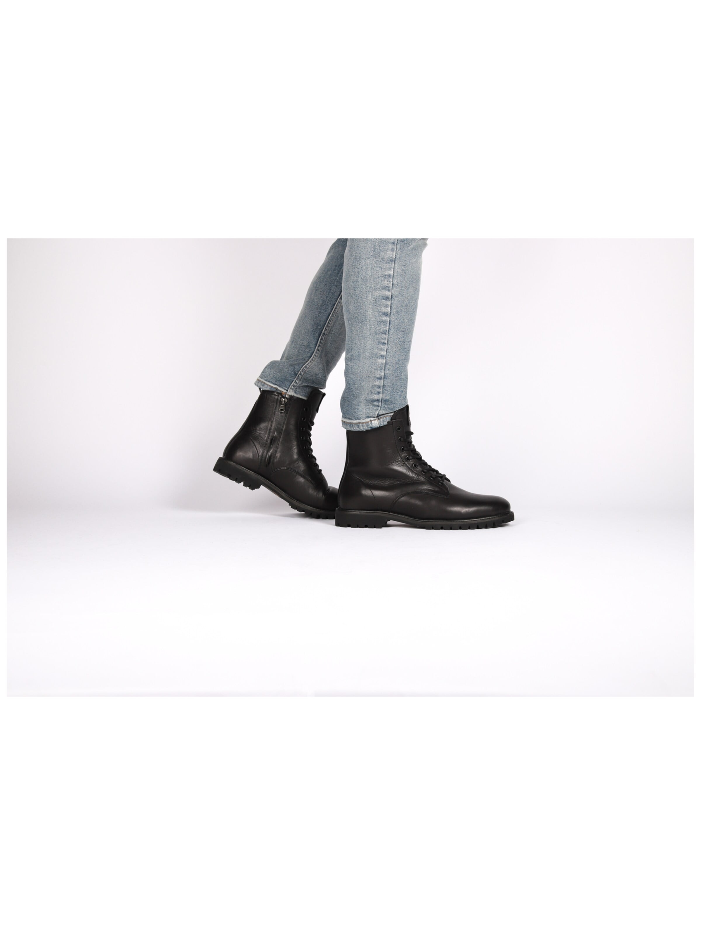Boots stringati 'JAXON' di BLACKSTONE in nero