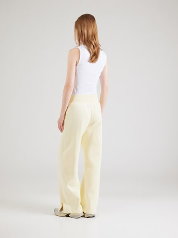 Wide Leg Pantalon de sport 'Phoenix' NIKE en jaune : derrière