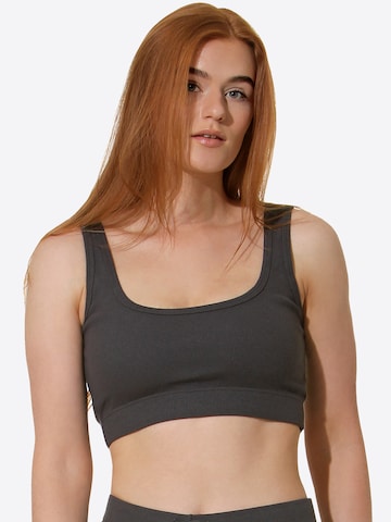 Haut de sport Yenita en gris : devant