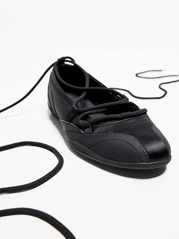 Pantofi cu șireturi de la Bershka pe negru