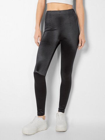 Bershka Skinny Legginsy w kolorze czarny: przód