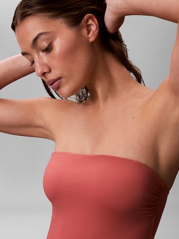 Bandeau Maillot de bain 'Essentials' Calvin Klein Swimwear en rouge