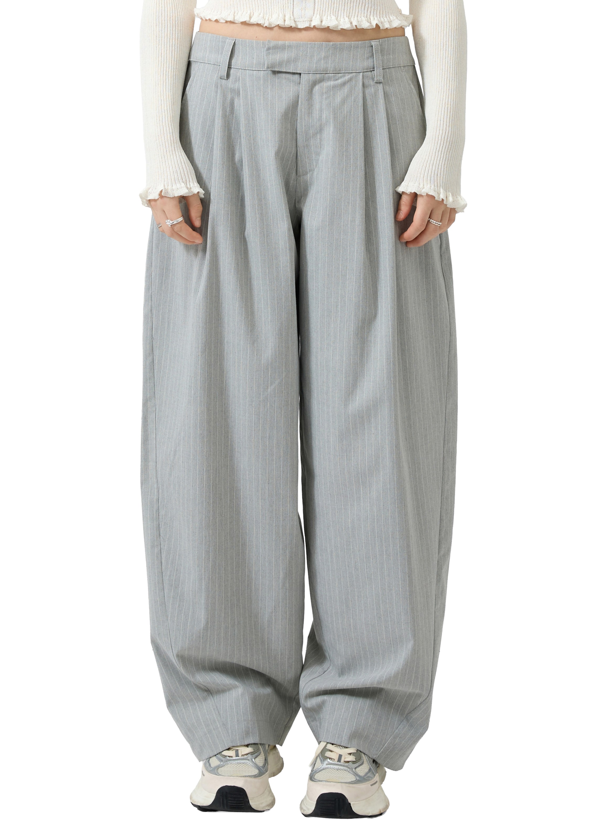 QS Barrel Pleat-front trousers in Grey: front