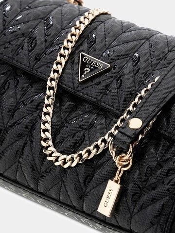 GUESS Umhängetasche 'Stacey' in Schwarz