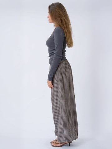 Top ' Lace ' de la ITS MAY pe gri: lateral