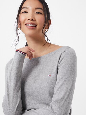 TOMMY HILFIGER Sweater in Grey