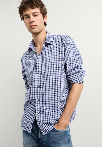 Pepe Jeans - Ajuste regular Camisa 'Reddith' en azul: frente