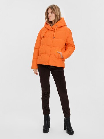 VERO MODA Winterjas 'Gemma Holly' in Oranje