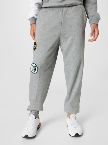 Effilé Pantalon de sport PUMA en gris : devant