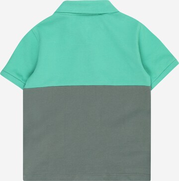 Tricou de la GAP pe verde