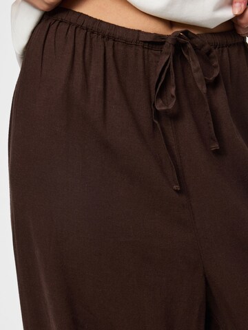 Tapered Pantaloni 'PCPia' di PIECES in marrone