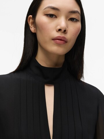 Salopeta de la Karl Lagerfeld pe negru