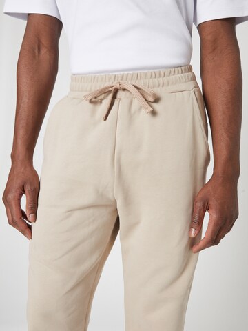 ABOUT YOU x Louis Darcis Lużny krój Spodnie w kolorze beżowy