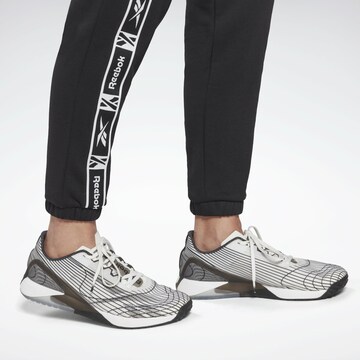 Effilé Pantalon de sport Reebok en noir