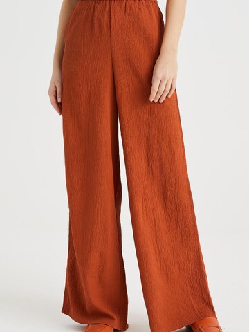 WE Fashion Loose fit Trousers in Brown: front