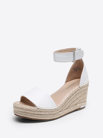 Dream Pairs Sandals in White: front
