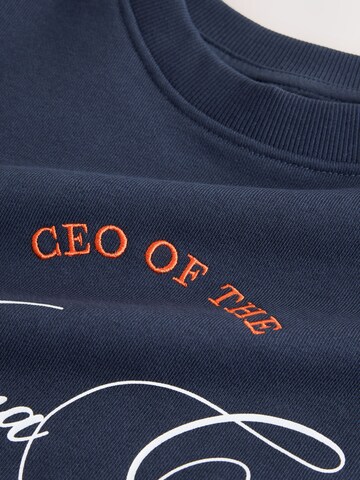 Sweat-shirt 'Maternity Mama Club' Next en bleu