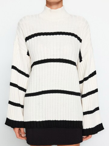 Trendyol Sweater in Beige